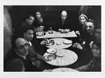 Karl Mannheim (hinten Mitte) Norbert Elias (vorne links) mit Studenten im Cafe Laumer um 1930. Foto Gisele Freund